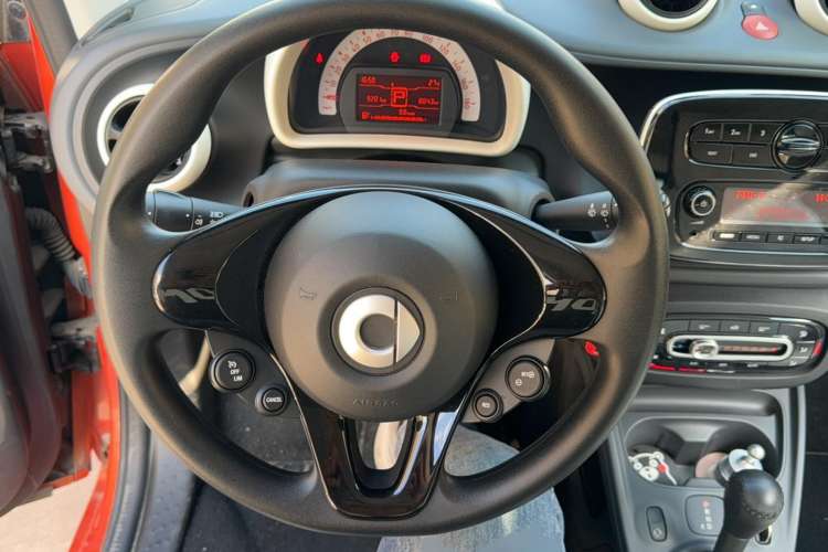 Used smart fortwo 2015 1.0L 52 kW hardtop Dynamic version Steering Wheel