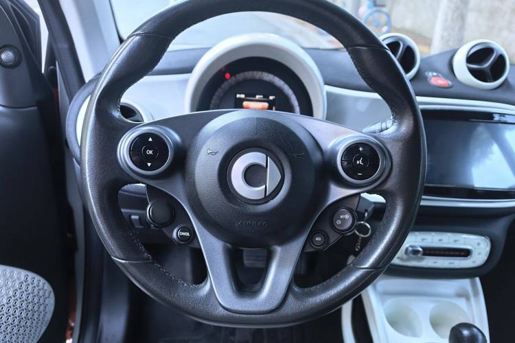 Used smart fortwo 2015 1.0L 52 kW Hardtop Passion Edition Steering Wheel