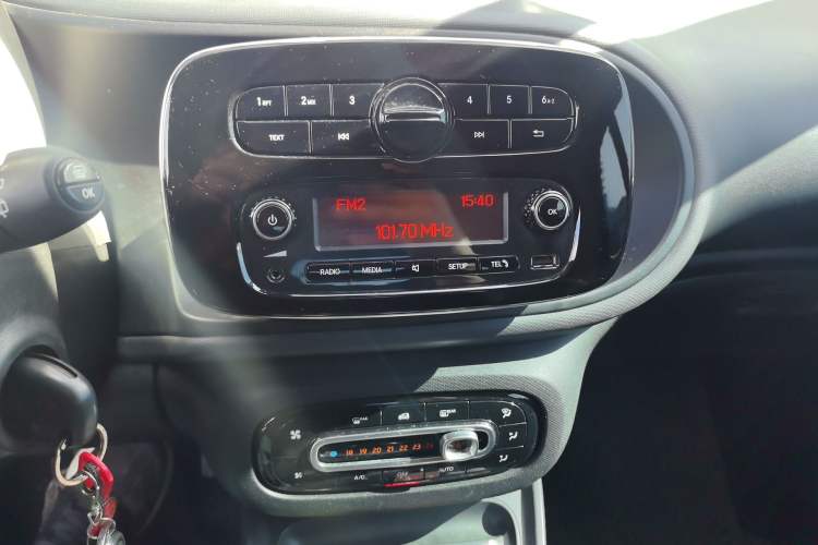 Used smart fortwo 2015 1.0L 52 kW hardtop Dynamic version Audio And AC Panel
