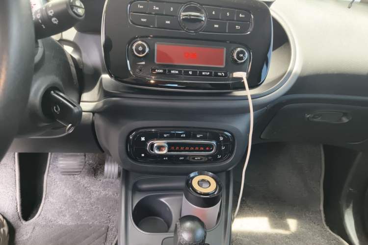 Used smart fortwo 2015 1.0L 52 kW hardtop Dynamic version Audio And AC Panel