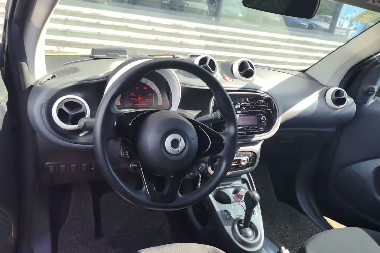 Used smart fortwo 2015 1.0L 52 kW hardtop Dynamic version Center Console