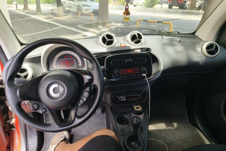 Used smart fortwo 2015 1.0L 52 kW hardtop Dynamic version Center Console