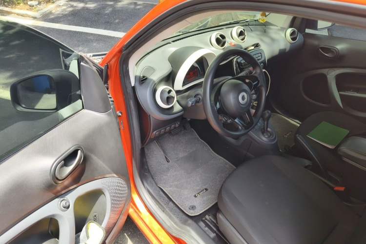 Used smart fortwo 2015 1.0L 52 kW hardtop Dynamic version Driver Seat
