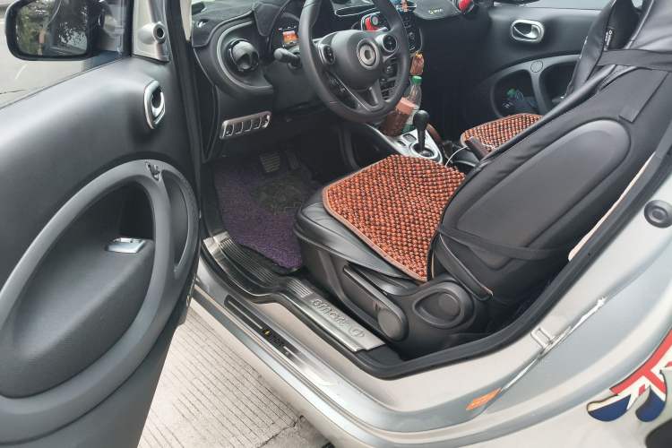 Used smart fortwo 2015 1.0L 52 kW Hardtop Passion Edition Driver Seat