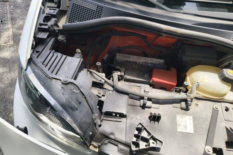 Used smart fortwo 2015 1.0L 52 kW hardtop Dynamic version Engine Bay Right