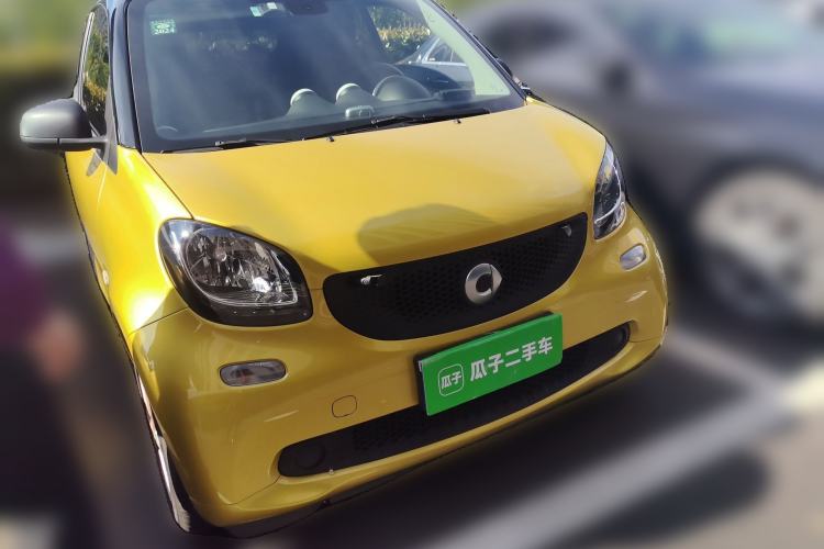 Used smart fortwo 2015 1.0L 52 kW hardtop Dynamic version Front Right 45 Deg