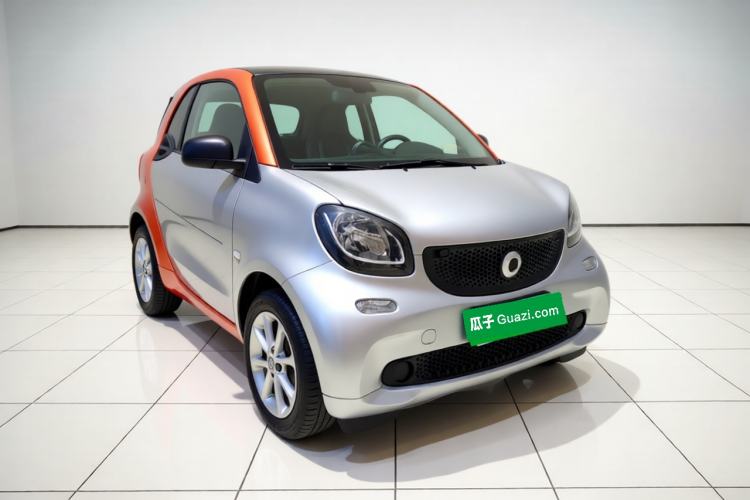 Used smart fortwo 2015 1.0L 52 kW hardtop Dynamic version Front Right 45 Deg