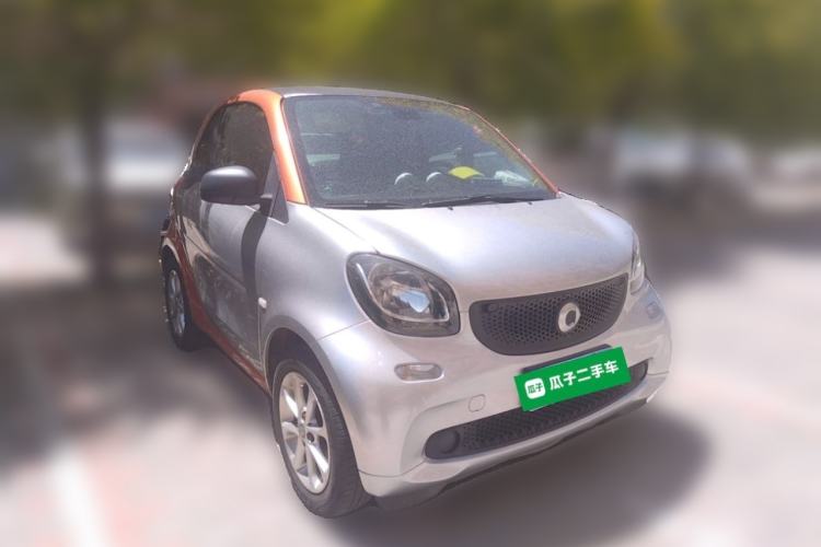 Used smart fortwo 2015 1.0L 52 kW hardtop Dynamic version Front Right 45 Deg