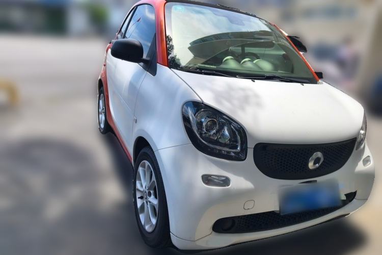 Used smart fortwo 2015 1.0L 52 kW hardtop Dynamic version Front Right 45 Deg