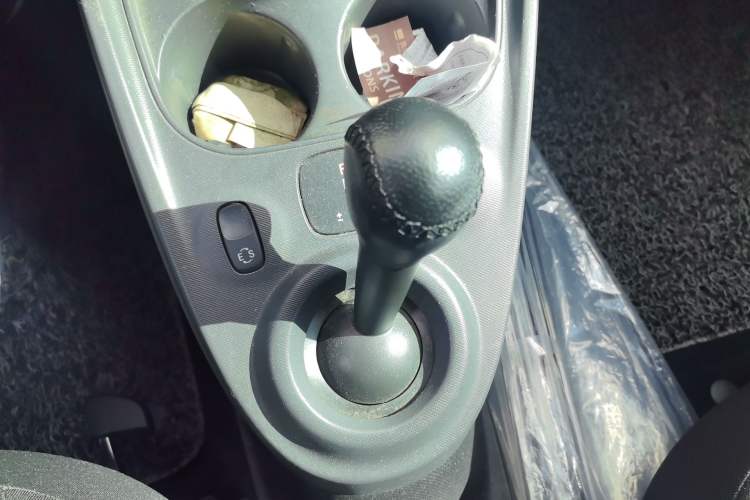 Used smart fortwo 2015 1.0L 52 kW hardtop Dynamic version Gear Lever