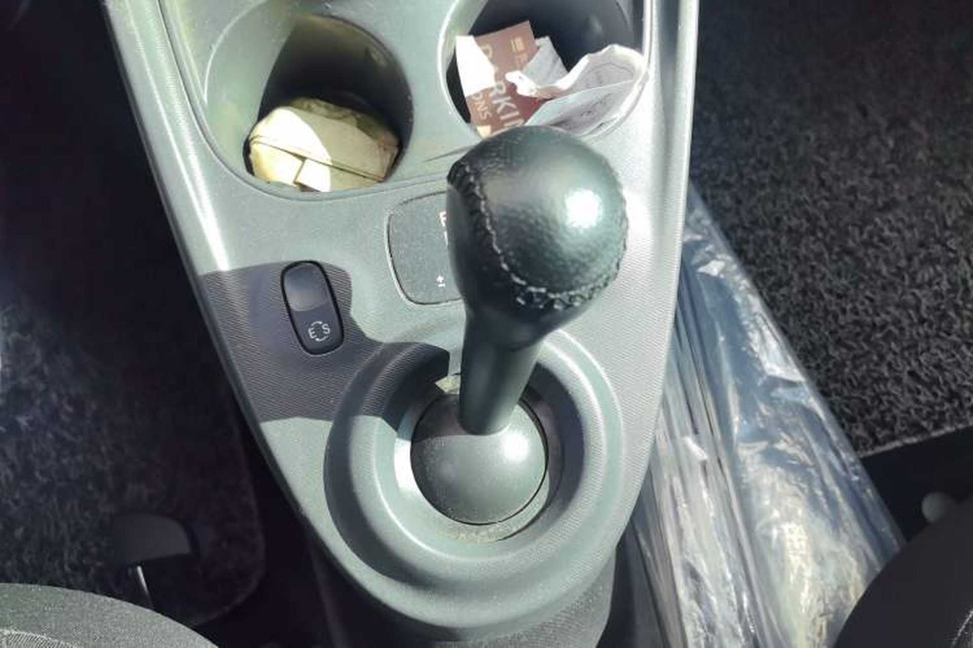 Used smart fortwo 2015 1.0L 52 kW hardtop Dynamic version Gear Lever
