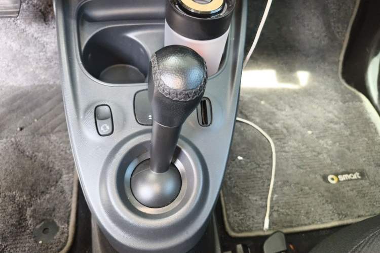 Used smart fortwo 2015 1.0L 52 kW hardtop Dynamic version Gear Lever