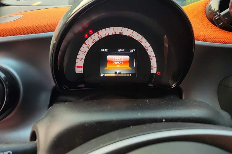 Used smart fortwo 2015 1.0L 52 kW Hardtop Passion Edition Odometer Close Up