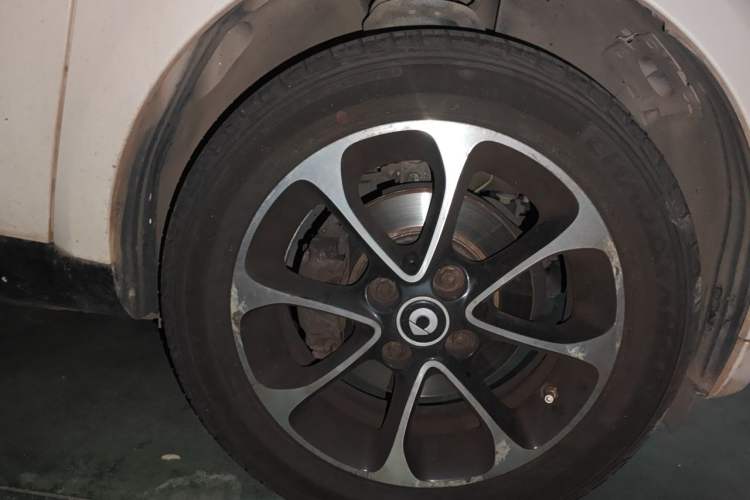 Used smart fortwo 2015 1.0L 52 kW Hardtop Passion Edition Right Front Wheel Hub