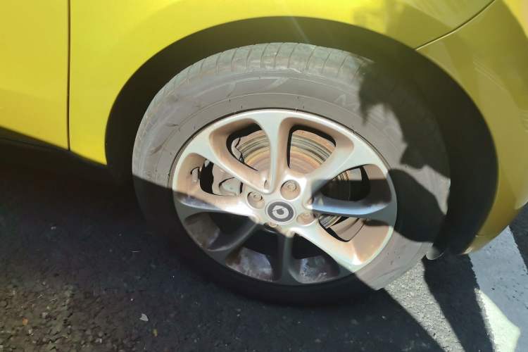 Used smart fortwo 2015 1.0L 52 kW hardtop Dynamic version Right Front Wheel Hub