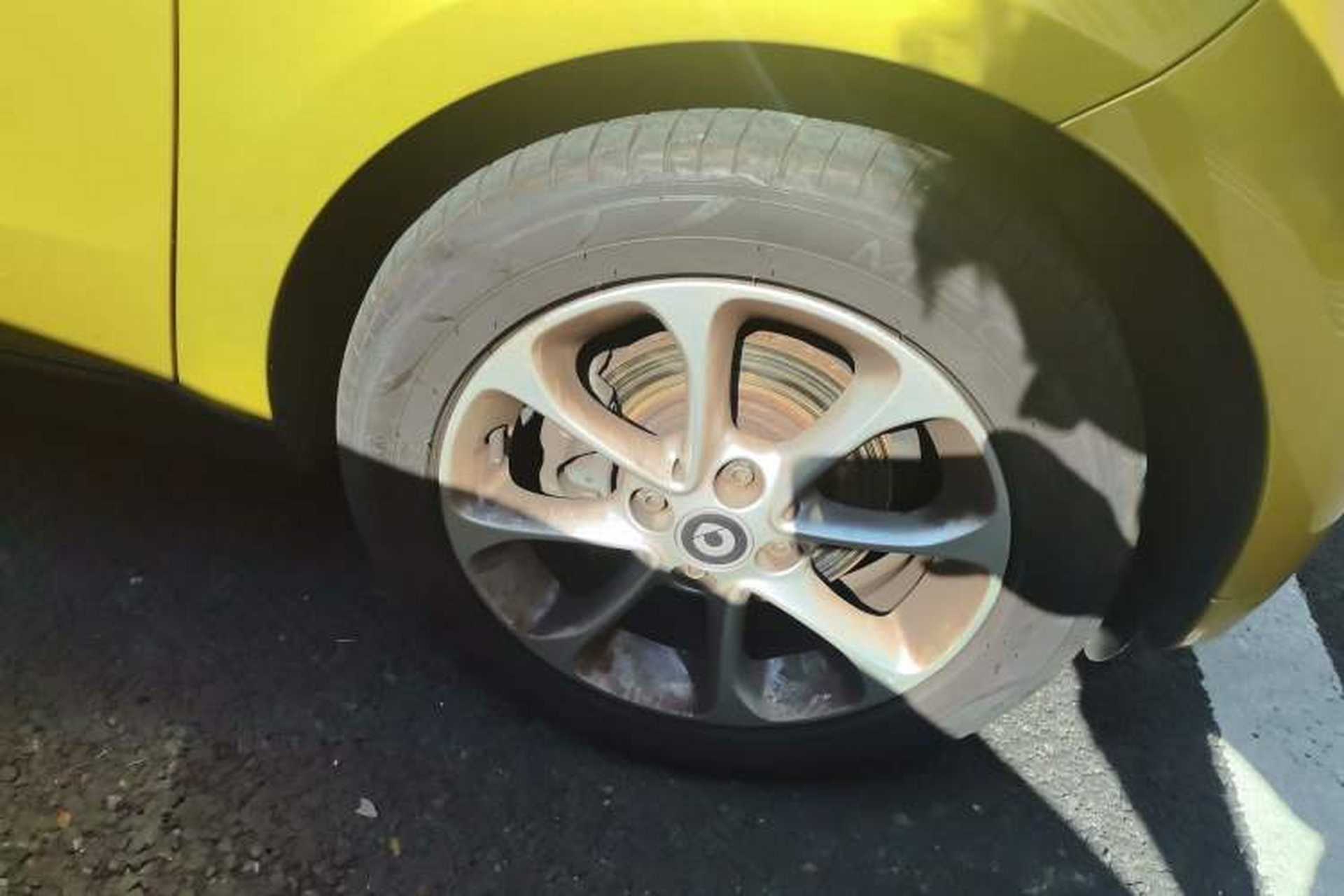 Used smart fortwo 2015 1.0L 52 kW hardtop Dynamic version Right Front Wheel Hub