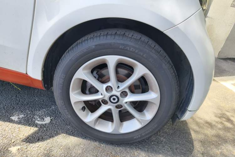 Used smart fortwo 2015 1.0L 52 kW hardtop Dynamic version Right Front Wheel Hub