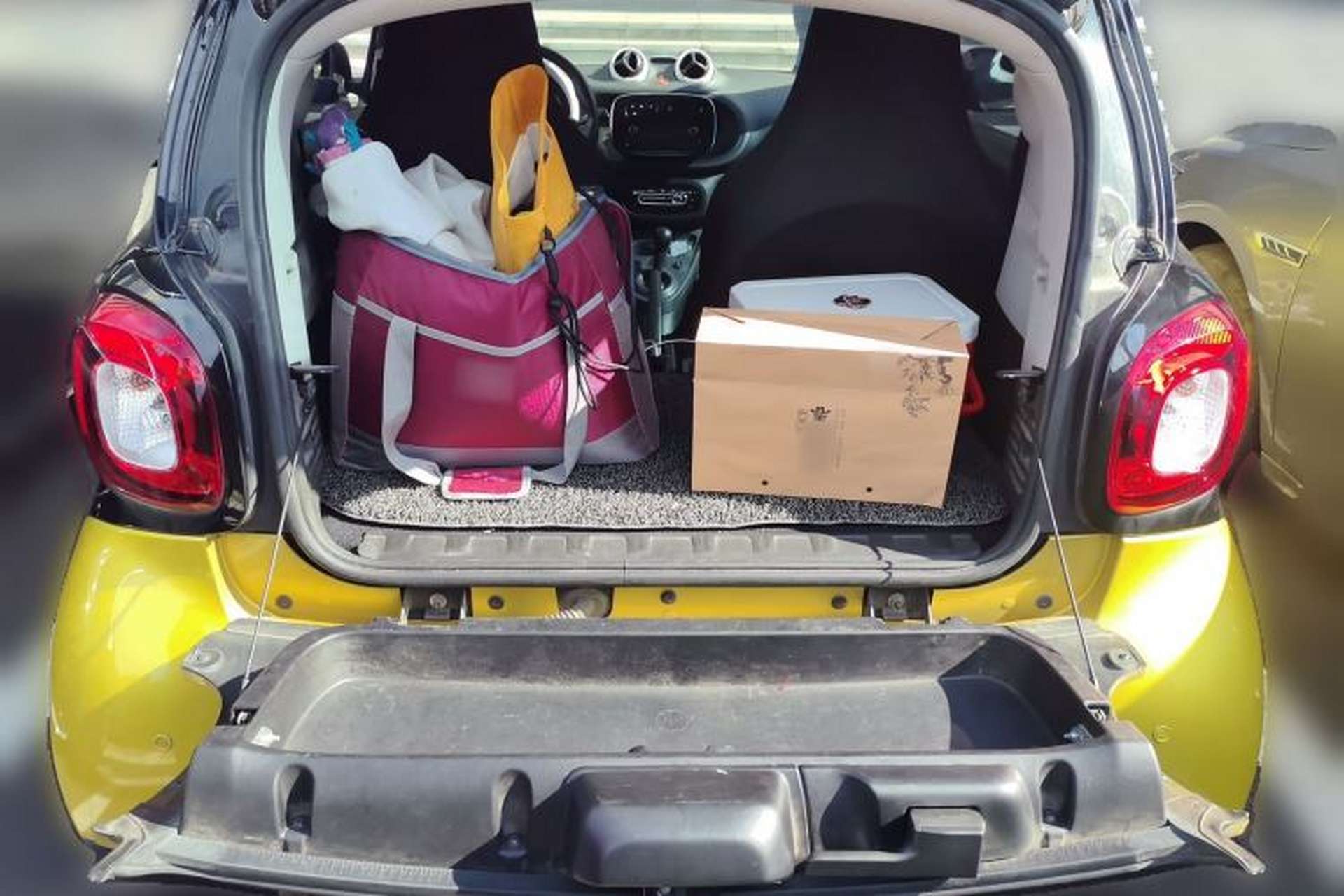 Used smart fortwo 2015 1.0L 52 kW hardtop Dynamic version Trunk
