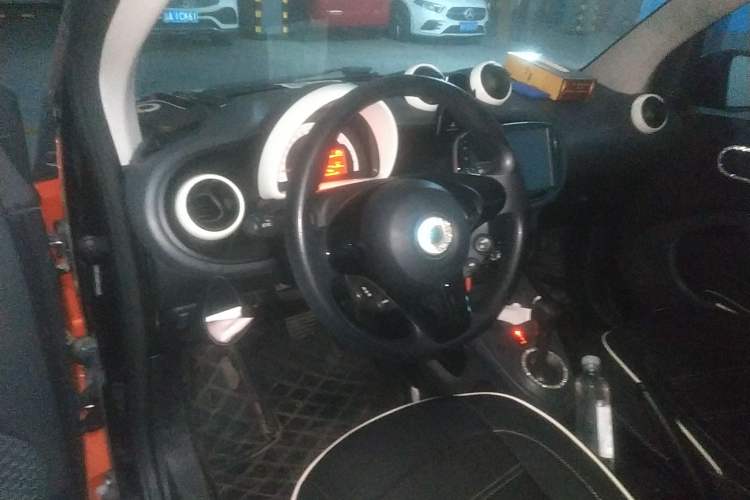 Used smart fortwo 2015 1.0L 52 kW hardtop Dynamic version Center Console