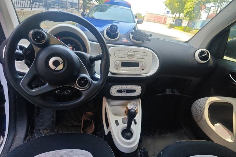 Used smart fortwo 2015 1.0L 52 kW Hardtop Passion Edition Center Console