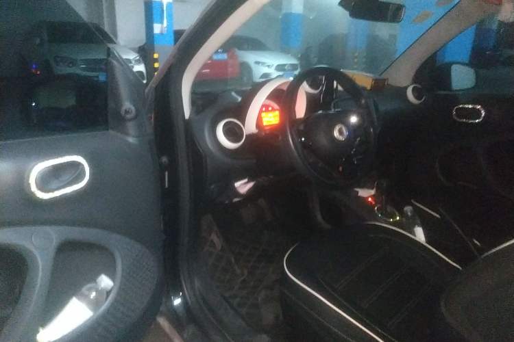 Used smart fortwo 2015 1.0L 52 kW hardtop Dynamic version Driver Seat