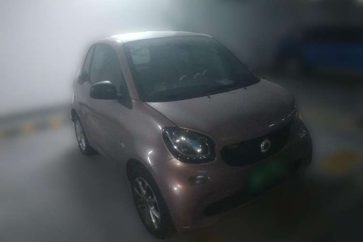 Used smart fortwo 2015 1.0L 52 kW hardtop Dynamic version Front Right 45 Deg