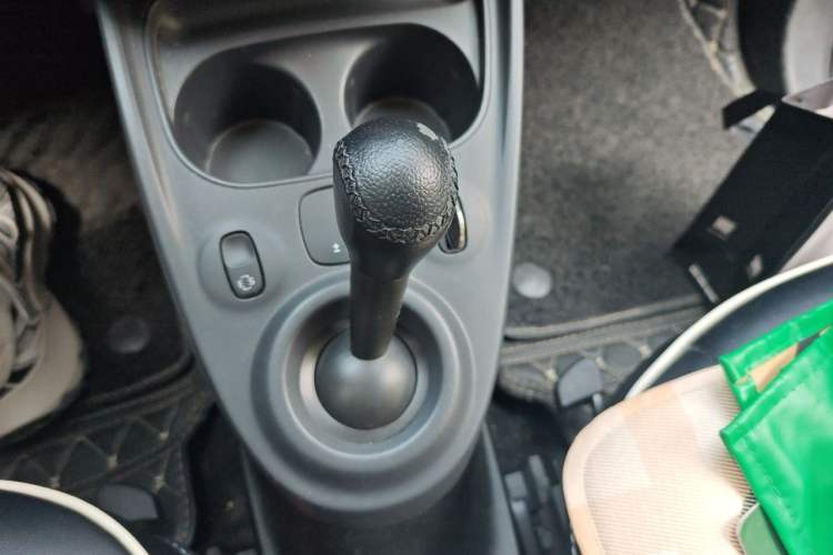 Used smart fortwo 2015 1.0L 52 kW Hardtop Passion Edition Gear Lever