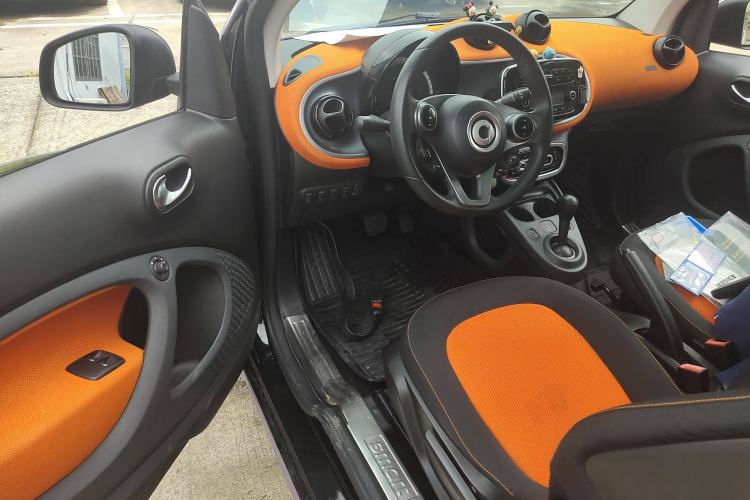 Used smart fortwo 2015 1.0L 52 kW Hardtop Passion Edition Interior 3
