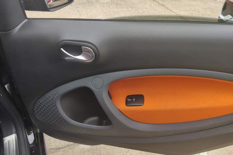 Used smart fortwo 2015 1.0L 52 kW Hardtop Passion Edition Interior 6