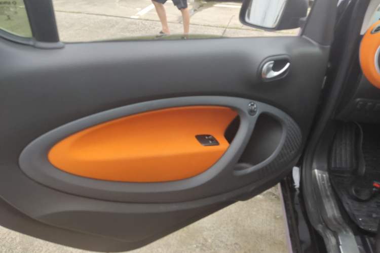 Used smart fortwo 2015 1.0L 52 kW Hardtop Passion Edition Interior 7