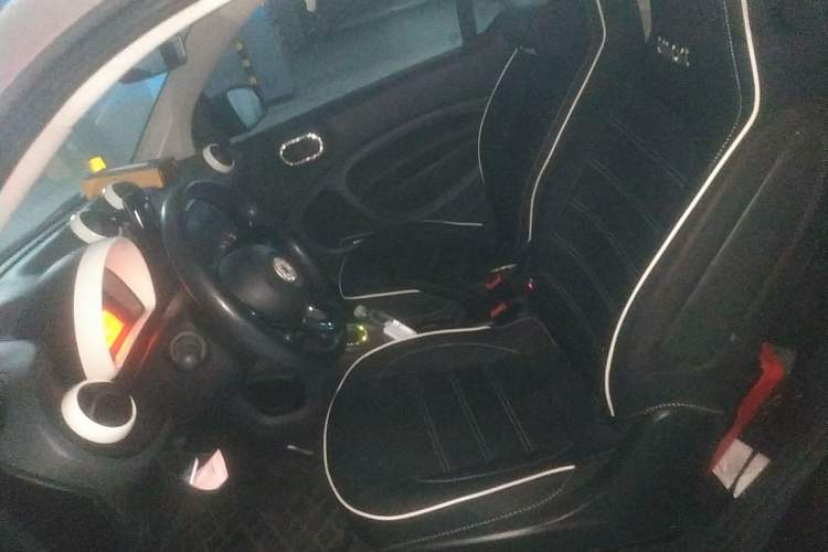 Used smart fortwo 2015 1.0L 52 kW hardtop Dynamic version Left Front Seat