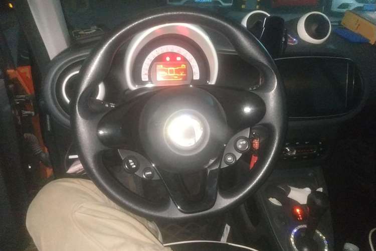 Used smart fortwo 2015 1.0L 52 kW hardtop Dynamic version Steering Wheel