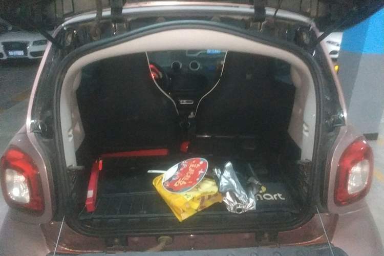 Used smart fortwo 2015 1.0L 52 kW hardtop Dynamic version Trunk