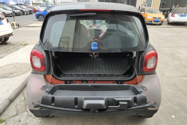 Used smart fortwo 2015 1.0L 52 kW hardtop Dynamic version Trunk