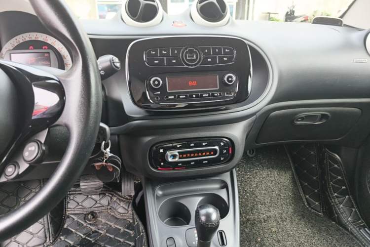 Used smart fortwo 2015 1.0L 52 kW hardtop Dynamic version Audio And AC Panel