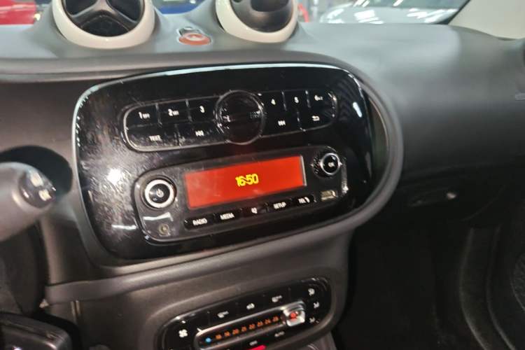 Used smart fortwo 2015 1.0L 52 kW hardtop Dynamic version Audio And AC Panel