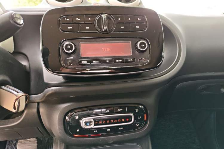 Used smart fortwo 2015 1.0L 52 kW hardtop Dynamic version Audio And AC Panel