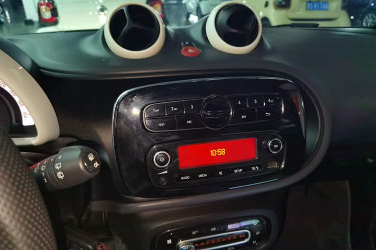 Used smart fortwo 2015 1.0L 52 kW hardtop Dynamic version Audio And AC Panel