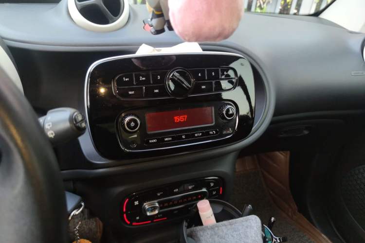 Used smart fortwo 2015 1.0L 52 kW hardtop Dynamic version Audio And AC Panel