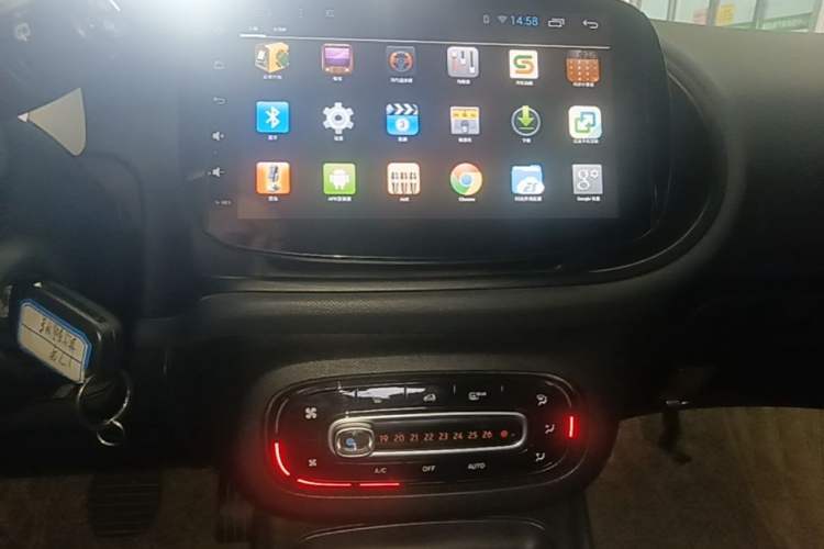 Used smart fortwo 2015 1.0L 52 kW hardtop Dynamic version Audio And AC Panel
