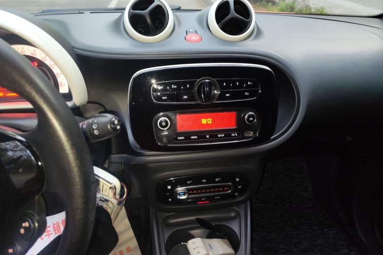 Used smart fortwo 2015 1.0L 52 kW hardtop Dynamic version Audio And AC Panel