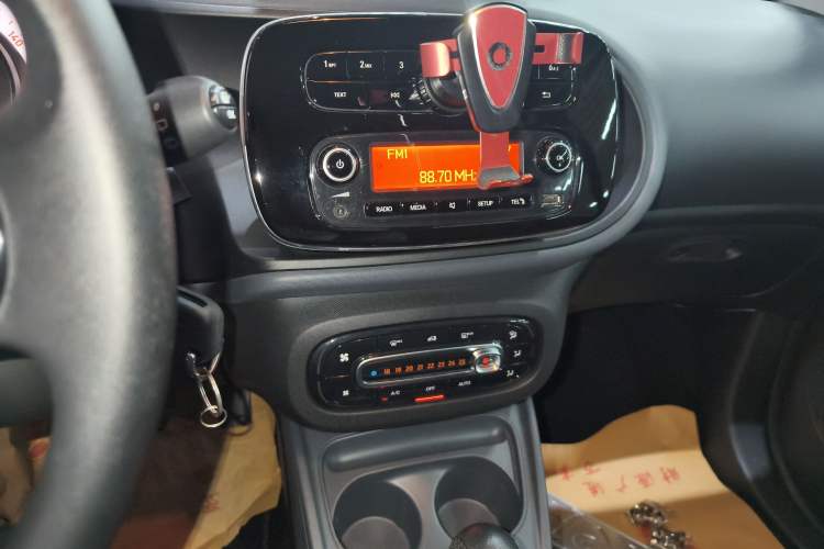 Used smart fortwo 2015 1.0L 52 kW hardtop Dynamic version Audio And AC Panel