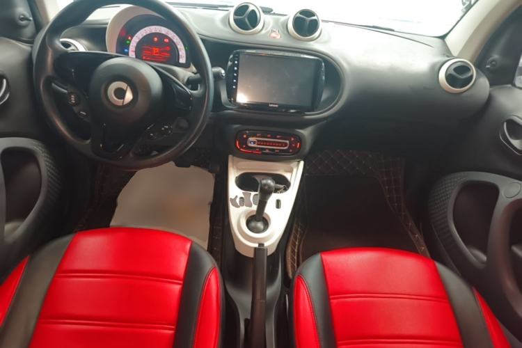 Used smart fortwo 2015 1.0L 52 kW hardtop Dynamic version Center Console
