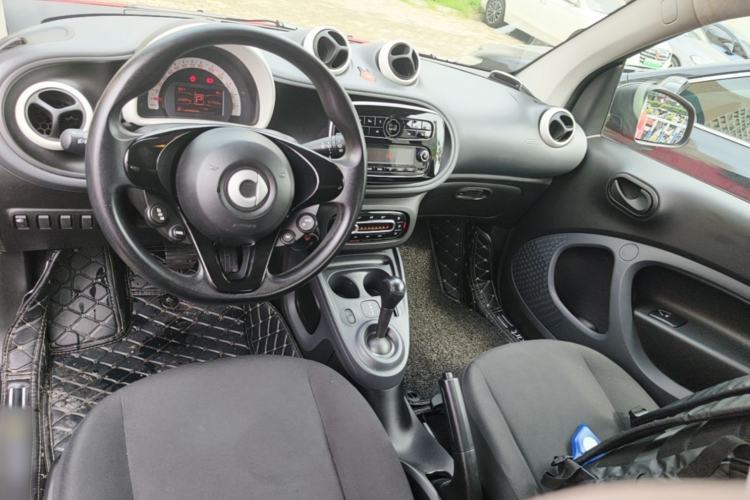Used smart fortwo 2015 1.0L 52 kW hardtop Dynamic version Center Console