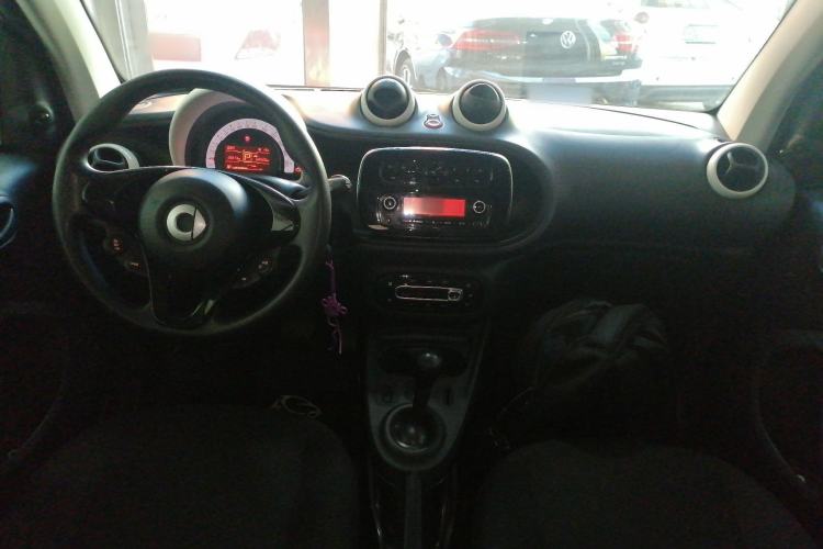 Used smart fortwo 2015 1.0L 52 kW hardtop Dynamic version Center Console
