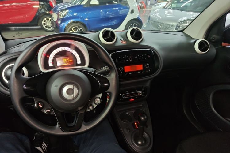 Used smart fortwo 2015 1.0L 52 kW hardtop Dynamic version Center Console