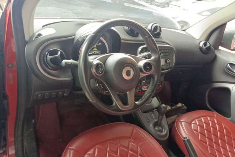 Used smart fortwo 2015 1.0L 52 kW Hardtop Passion Edition Center Console