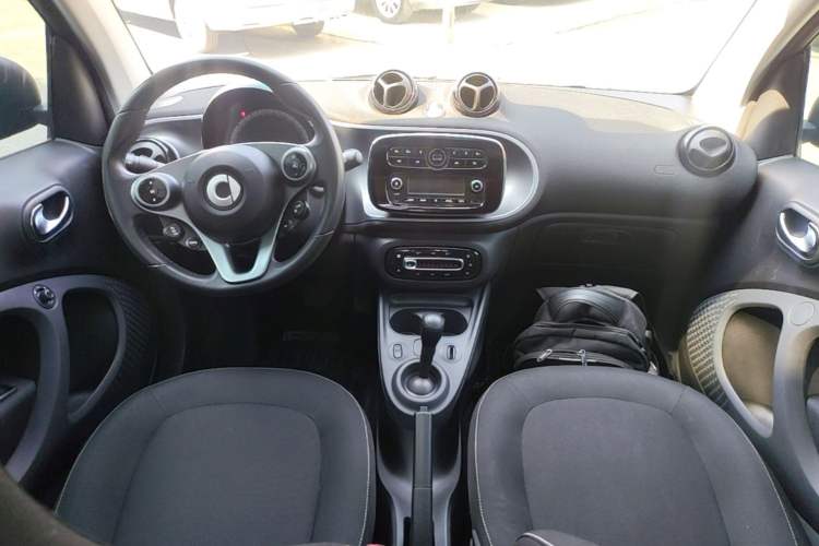 Used smart fortwo 2015 1.0L 52 kW Hardtop Passion Edition Center Console