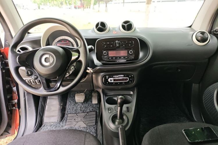 Used smart fortwo 2015 1.0L 52 kW hardtop Dynamic version Center Console