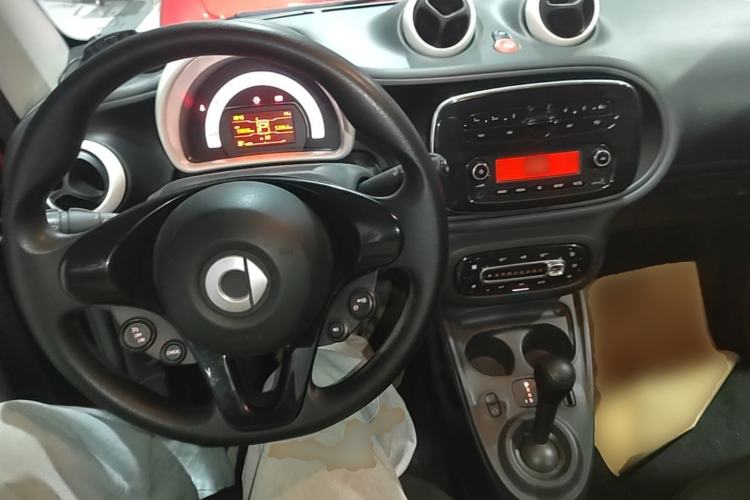 Used smart fortwo 2015 1.0L 52 kW hardtop Dynamic version Center Console
